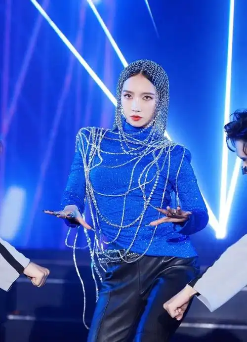 也是有一个很坚硬的后台——乐华娱乐,否则像她有丑闻缠身的艺人,应该