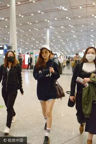 衣品一直在线!赵丽颖玩下衣消失与助理上演"三人行"帅到飞起