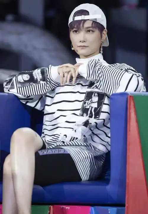 李宇春英伦风舞台造型蓝色双排扣西装搭配短裤短靴干练又飒爽