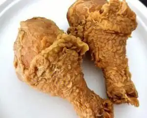 拌匀以后盖上保鲜膜冷藏放在冰箱,3个小时拿出鸡腿,放入炸鸡裹粉中,裹