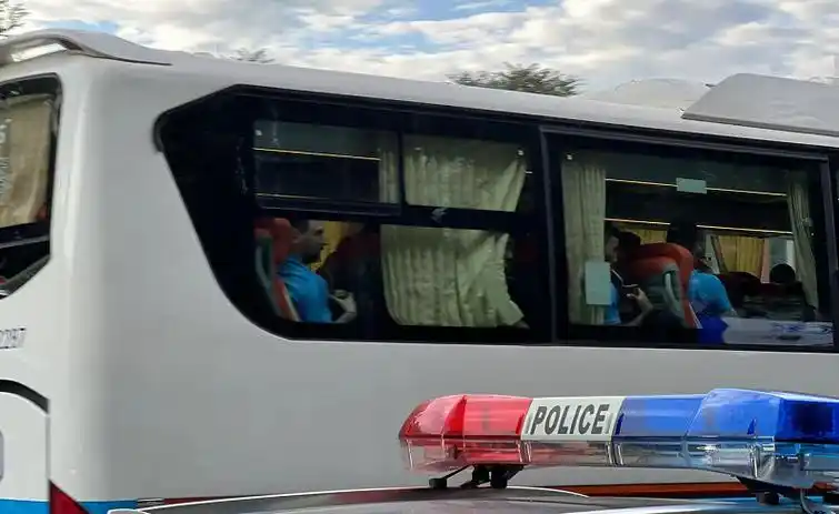 警车开道!阿根廷队终于出发训练 梅西挥手 现场球迷太疯狂