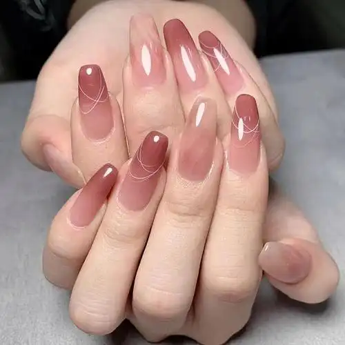 这是近期很多美甲达人都在推荐的一款颜色,它既低调又高级,既温柔又