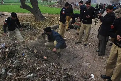 组图:巴基斯坦白沙瓦一警车遭袭