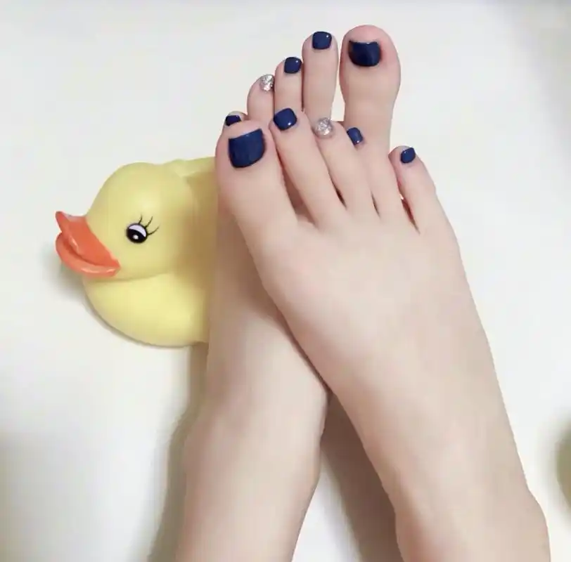 想要拥有一款超级显白的脚美甲,不仅仅要挑对显白的甲色,在款式上