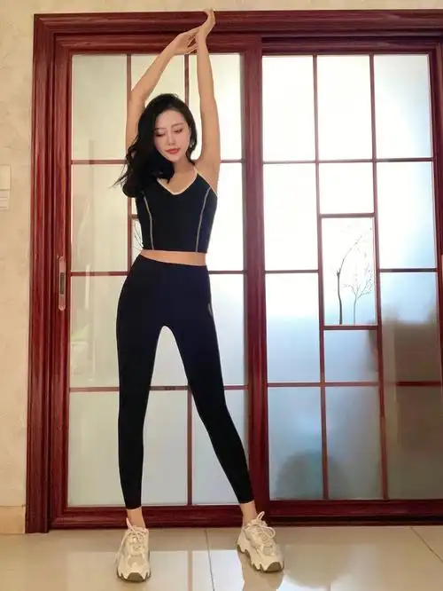 不是穿上束缚感很强就是显得三角区很明显05穿出门真的很尴尬近期淘