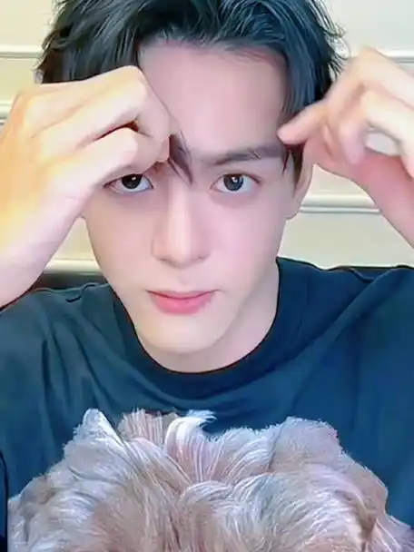 09曾舜晞09刘海比心