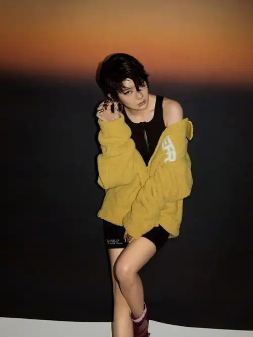 戚薇最新时尚杂志封面,换多套造型表现力超强,新发型太加分