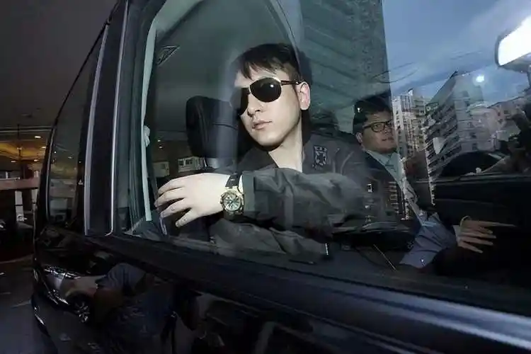 父亲浦东第一地主,母亲是影后,继承上海133套房,21岁身家百亿