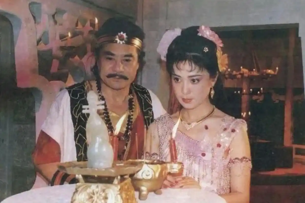 1990年拍摄《封神榜》时,26岁的傅艺伟死活不肯和56岁的达奇拍吻戏,"