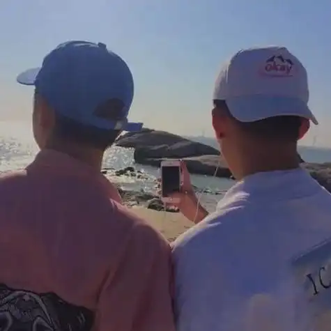 戴棒球帽兄弟背影头像