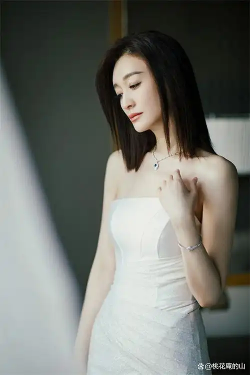 李小冉出席红毯,一如既往的美