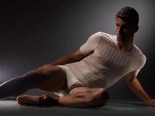 男模穿极薄内衣秀性感身材