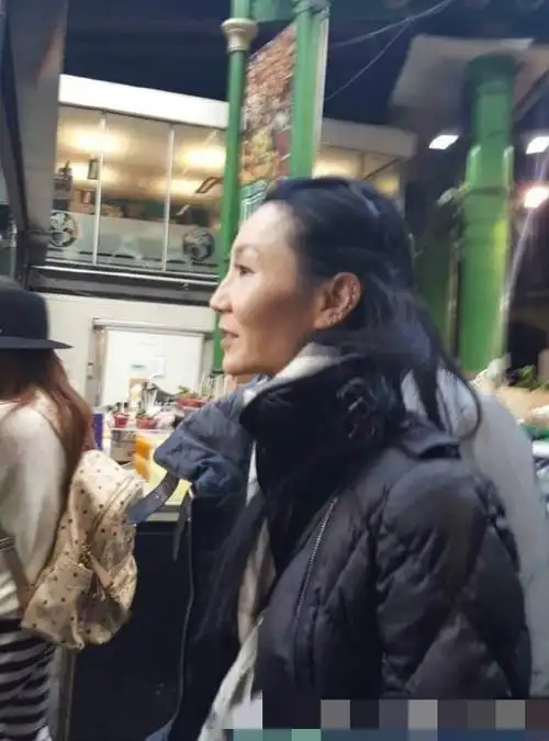 52岁张曼玉素颜尽显沧桑,但相比刘嘉玲却更胜一筹