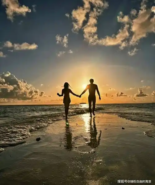 漫步于落日余晖下的背影照回应,配文"日落海边,许个心愿",画面唯美