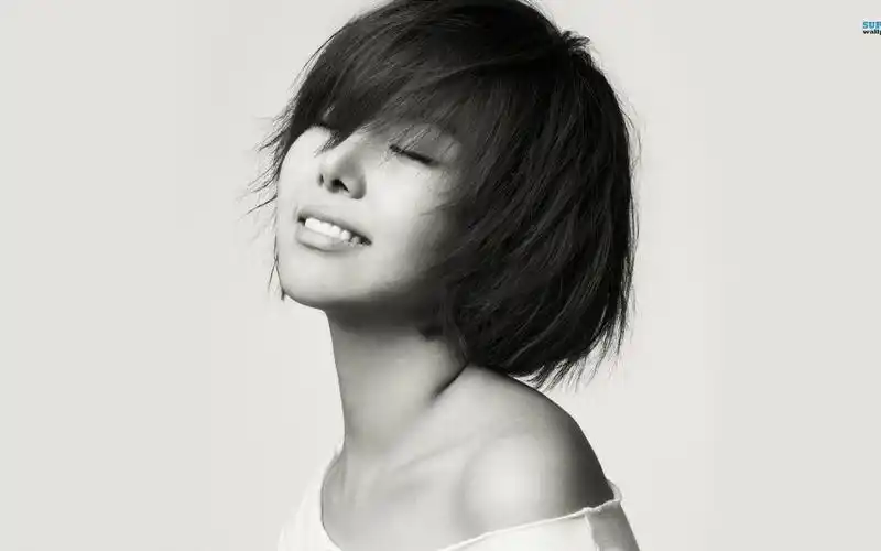 灰色风格清纯的短发女生头像电脑壁纸图片