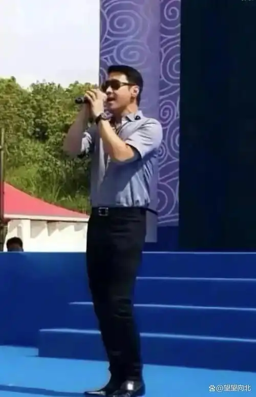 黎明下乡商演舞台简陋四名保安护送网友不相信直言不是他