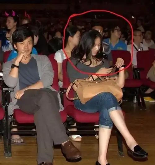 李健和孟小蓓的恋情如同露水情缘,因为两家住得很远.