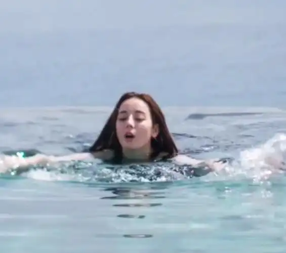 迪丽热巴在湖里游泳,当她从水中站起那一刻,眼神无处安放了!