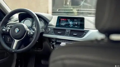 新bmw 1系三厢m运动版"动"情上市 让年轻的蓝天白云梦触手可及