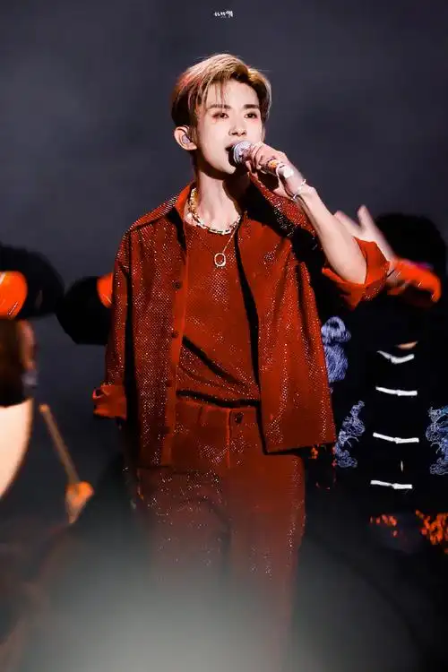 易烊千玺十周年演唱会单人机位##tfboys是在擦玻璃吗