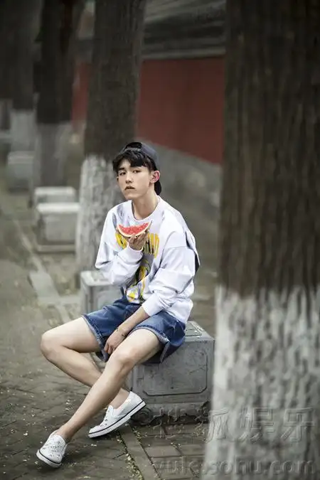 翩翩少年郭俊辰街拍大片青春无敌