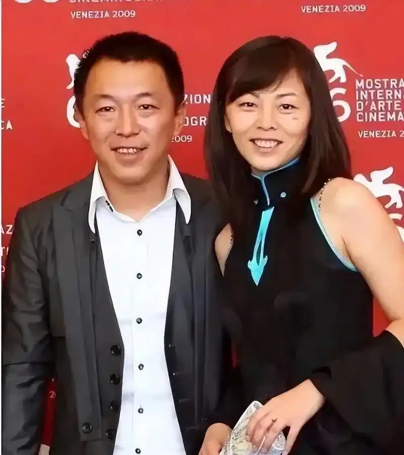 考上了北影学院,但学费不够,女友小欧硬是资助他4年,后来黄渤说:"就算