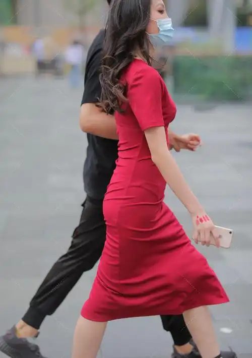 酒红色交领长裙搭配黑色绑带高跟鞋明艳大气时尚前卫