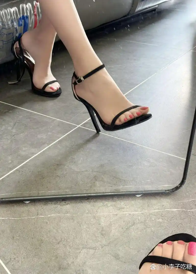 肤色袜子搭配一字带高跟鞋,简直是时尚界的绝配!