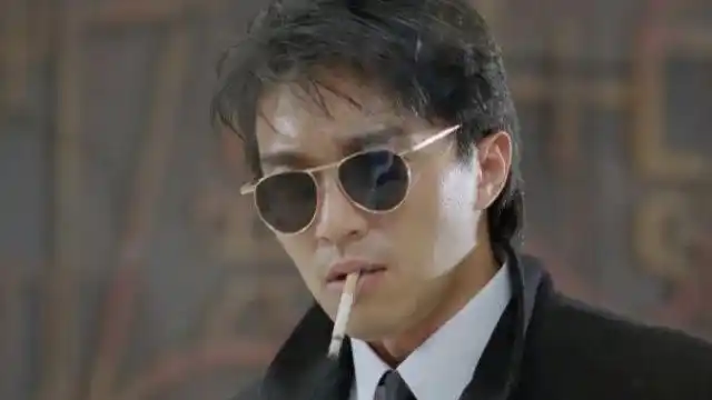 精武门:周星驰抢银行,却给错纸条,没想到下一秒银行职员从柜台里跳