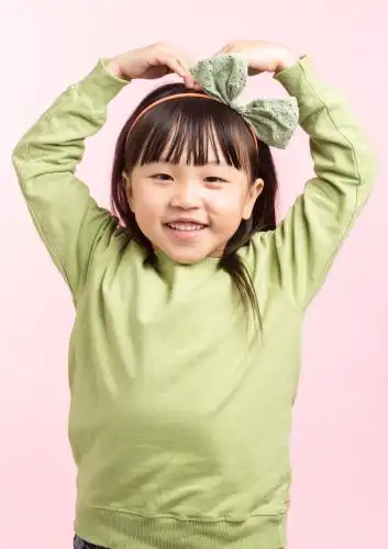 比心的小孩子 儿童