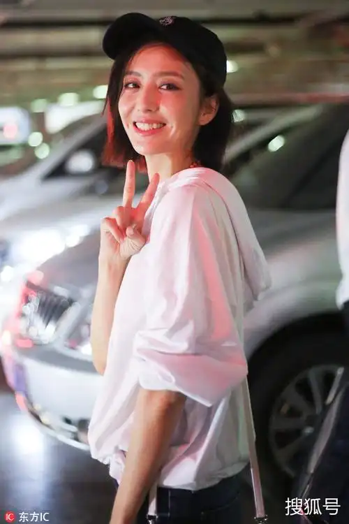 剪刀手狂魔佟丽娅比心比耶元气少女萌力连击