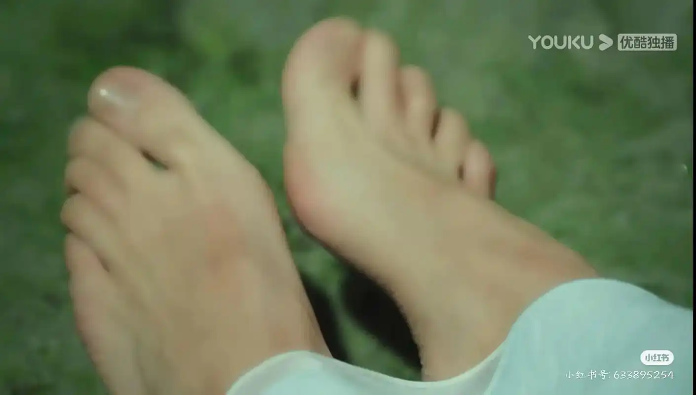 有脚控这一说吗,我天这该死迷人的脚丫,全世界为任嘉伦所有,啊 - 抖音
