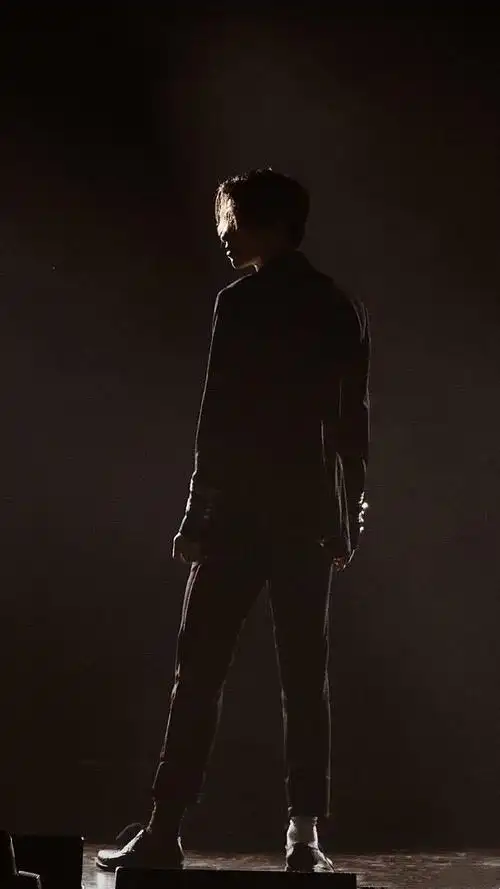 蔡徐坤背影杀 张张都是大片效果 完美身材一览无余