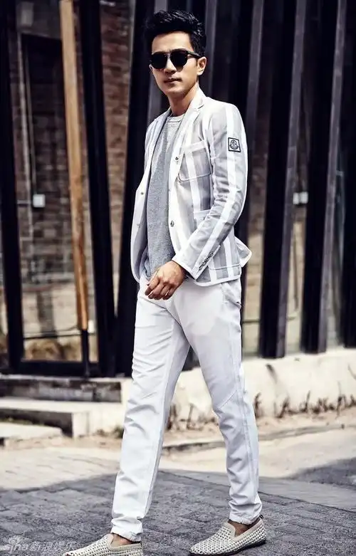 组图刘恺威街拍大片演绎花样暖男