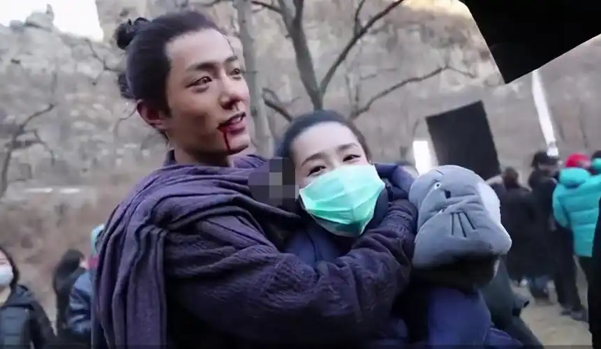 李沁吧李沁说胡歌最帅_李沁明星新闻_明星化妆包李沁