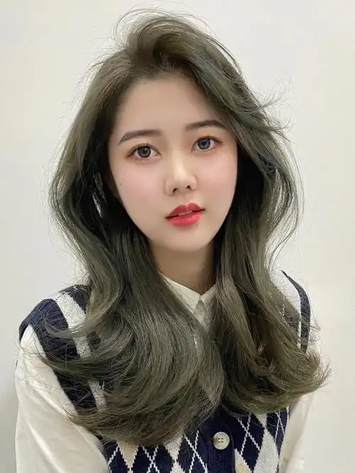 不用漂的高级发色,雾青亚麻偏冷色系,显白显白,秋冬染发这个颜色特别