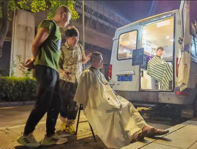 开在二手车里的理发店!北仑"依维柯"理发小哥有两个小目标