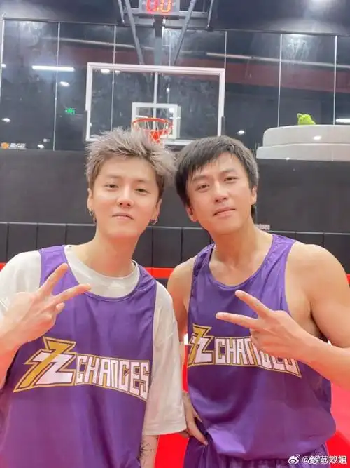 鹿晗晒合照给邓超庆生