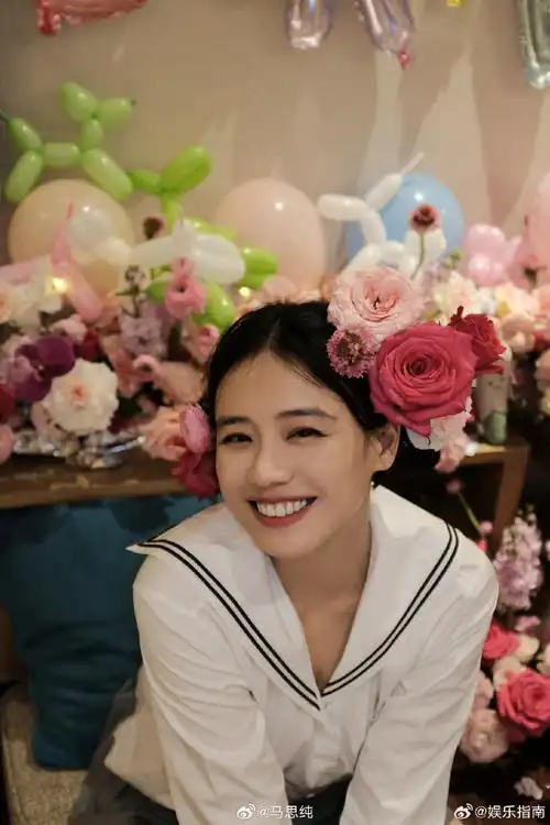 马思纯头上戴花