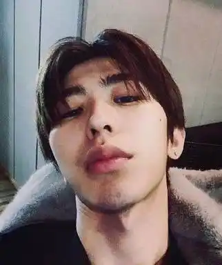 明星自拍有多丑:蔡徐坤胡子拉碴,朱一龙双下巴,李现真敢自黑_照片