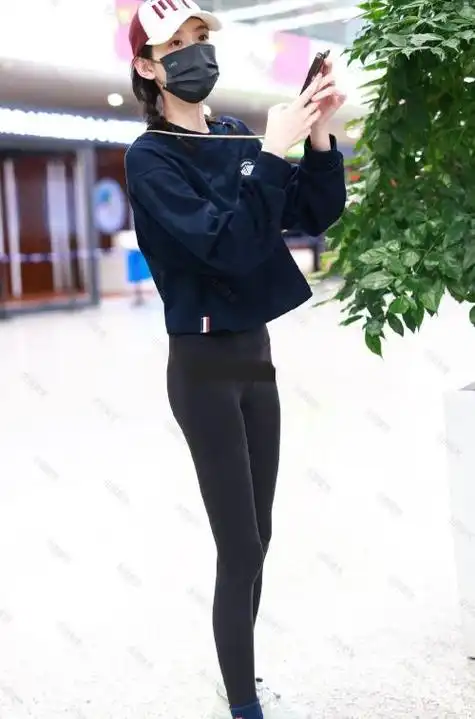 奚梦瑶机场造型亮相苗条身材令人惊艳