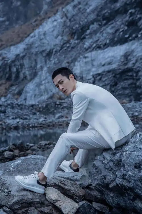 茅子俊白西装写真曝光 优雅诠释型男魅力__凤凰网