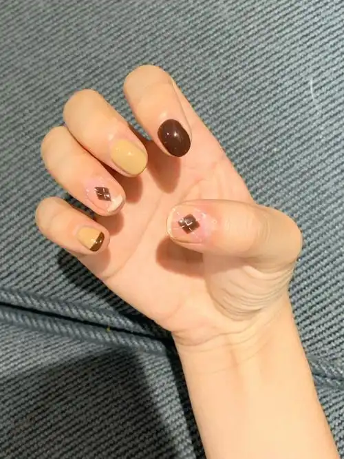 差点被做美甲的小姐姐劝退在我的强烈要求下还是试了试 结果短指甲做