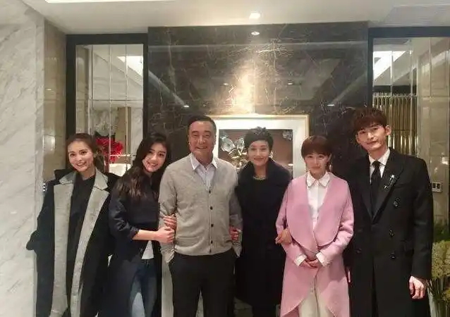 李颖在演艺事业上做得很成功,在爱情上也是特别幸福的,老公是圈外人