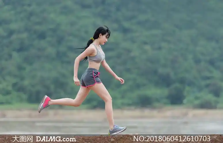 户外跑步的马尾发美女摄影高清图片