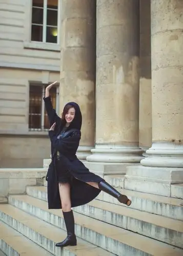 想谈恋爱了 赵丽颖晒巴黎街头美照