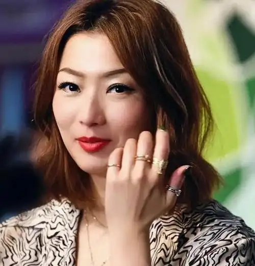 演唱会告急!郑秀文经纪人中风进icu,两人合作24年,感情深厚