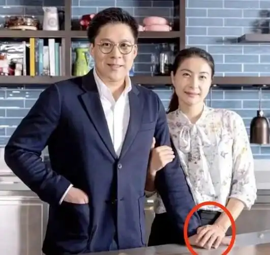 郭晶晶与霍启刚合照,打扮低调难掩贵妇气质!