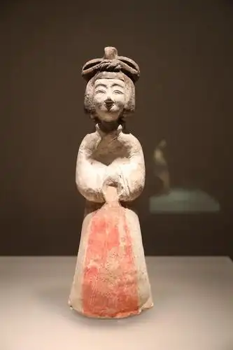 07 长沙博物馆 环肥燕瘦 十字髻女立俑 北魏 公元386-534年 西安