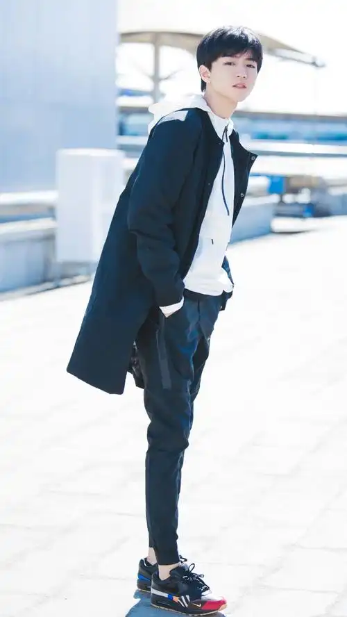 王俊凯tfboys机场街拍高清帅气